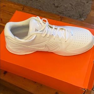 White Nike Air Baseline Low. Very good condition.